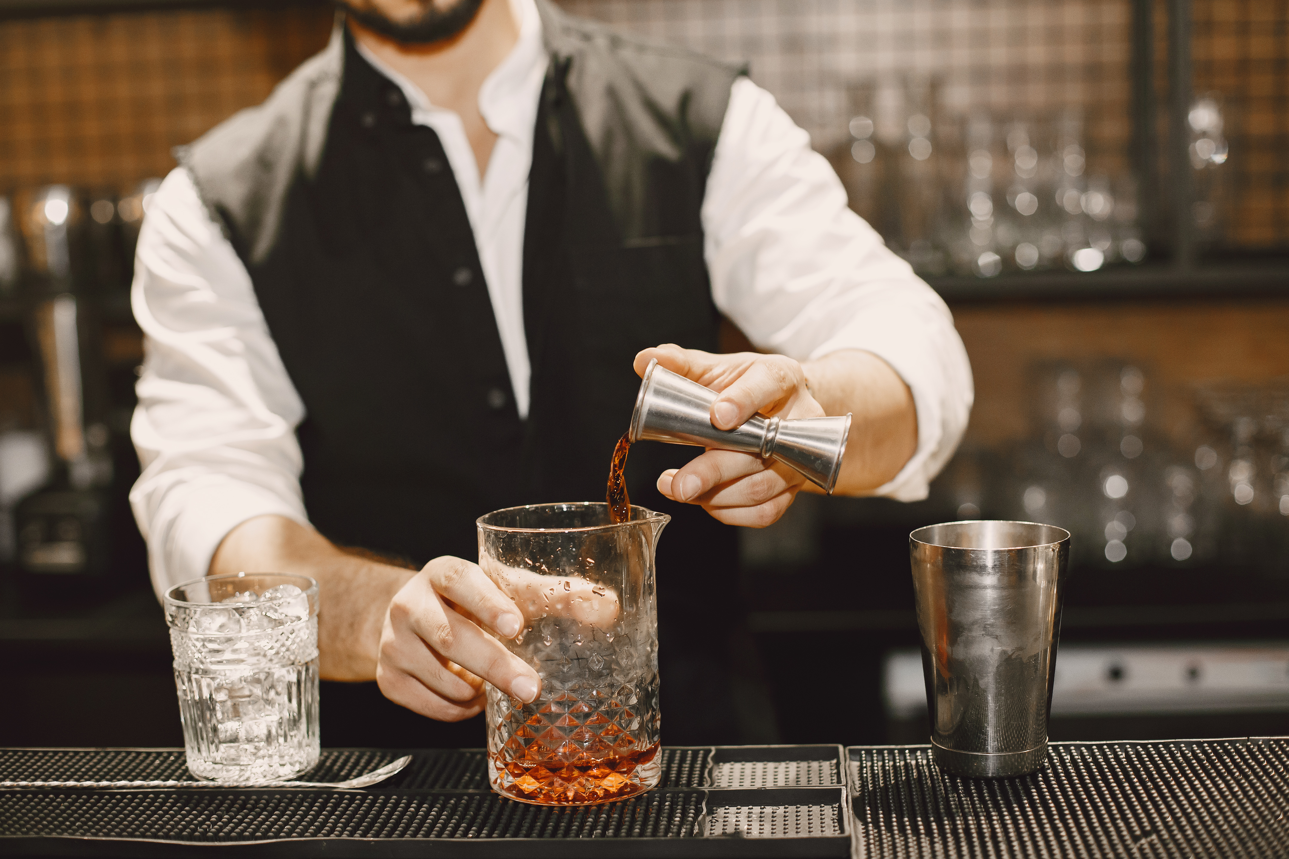 Drinki z whisky: 10 najlepszych przepisów na koktajle domowe